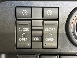 【両側スライドドア】駐車場で隣の車との間隔が狭く乗りにくい時、スライドドアなら安心！ドアオープン時も幅を取らず、開口部が広いので乗り降りがとっても簡単です。大きな荷物の出し入れも後席から可能♪