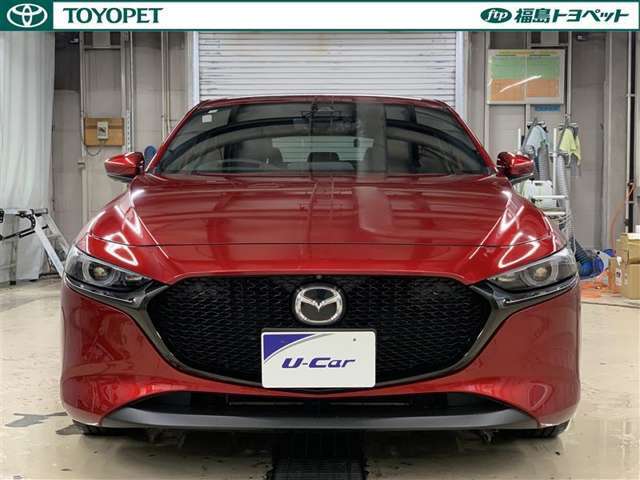 ワイド＆ローのスタイリッシュなデザインの　マツダ3です！　走行安定性もあります。運転しやすくロングドライブも疲れ知らずで安心です。