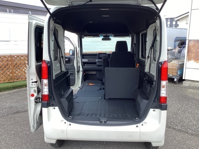 自社整備工場で点検整備をおこなってからお渡ししています。車検が残っている場合は『12ヶ月点検整備』を、車検整備付きの場合は『車検整備』をおこないます。整備費用は車両本体価格に含まれています。