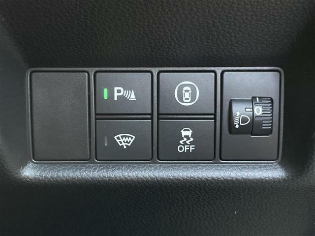 左上がコーナーセンサー、左下がフロントガラスのワイパー部分の熱戦のスイッチです。右上が安全支援情報スイッチ、右下が横滑り防止装置で右端はヘッドライトのレベライザーです。