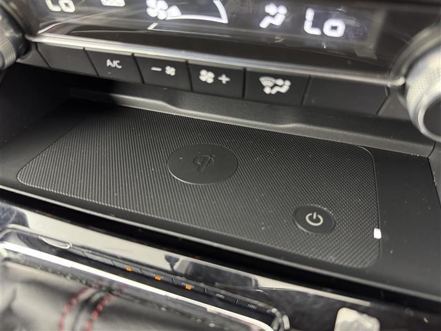 【ワイヤレス充電器（Qi）】走行中にスマートフォンをワイヤレスで充電できます！