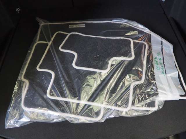 クリーニング済みのフロアマットもついております。