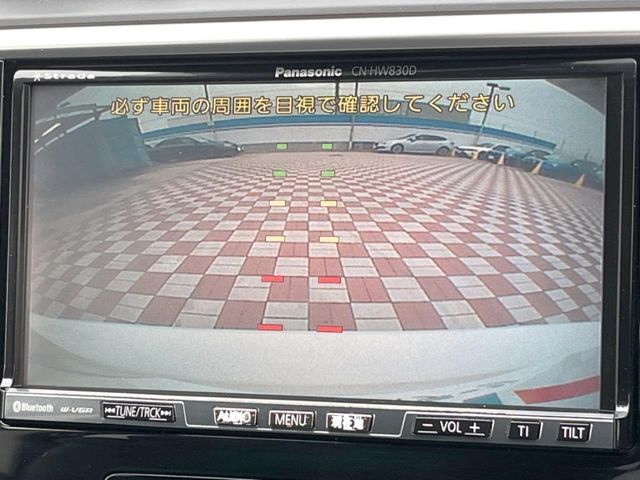 【バックカメラ】駐車時に後方がリアルタイム映像で確認できます。大型商業施設や立体駐車場での駐車時や、夜間のバック時に大活躍！運転スキルに関わらず、今や必須となった装備のひとつです！