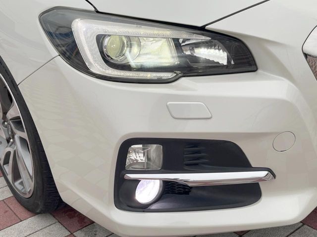 【LEDヘッドライト】悪天候や夜間走行時も良好な視界を確保し安心して運転できる高輝度LEDヘッドライトを装備！点灯速度が早く、消費電力も抑えられています。