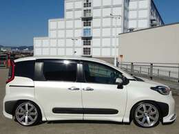 モデリスタ製のフルエアロ装着でスタイリッシュな外装に前車追尾式のアダプティブオートクルーズコントロールにオプションの全方位カメラも装備★デジタルインナーミラーにドラレコの快適ドライブ出来ます★