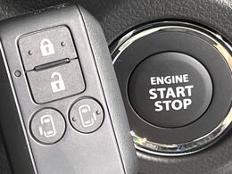 【キーレススタートシステム】カバンやポケットに入れたままでもドアの施錠・解錠が可能なスマートキーを装備。エンジンのオン・オフ時もカギを取り出す必要が無いからとっても便利です♪