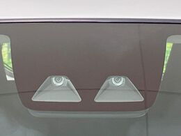 【スマートアシスト】走行中に前方の車両等を認識し、衝突しそうな時は警報とブレーキで衝突回避と被害軽減をアシスト。より安全にドライブをお楽しみいただけます。