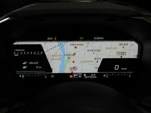 運転に必要な情報をグラフィカルに表示し、少ない視線移動で瞬時に認識できる先進的な液晶メーター。こちらはナビゲーション情報と連携する「地図画面」になります。