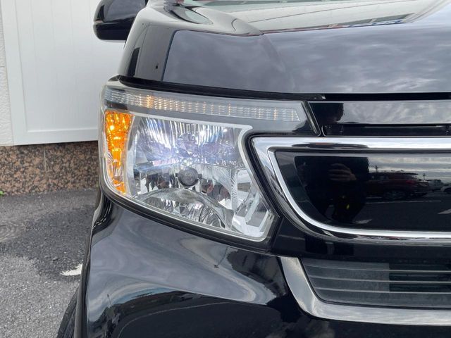 【HIDヘッドライト】非常に明るく前方を照らしてくれるので、悪天候や夜間の走行時も視界良好で安心してお乗りいただけます。