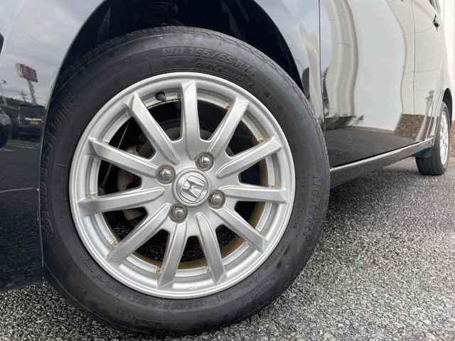 【純正オプション14インチアルミホイール】純正オプションホイールを装着。走行性能の向上に加え、外観もよりスタイリッシュになっています。