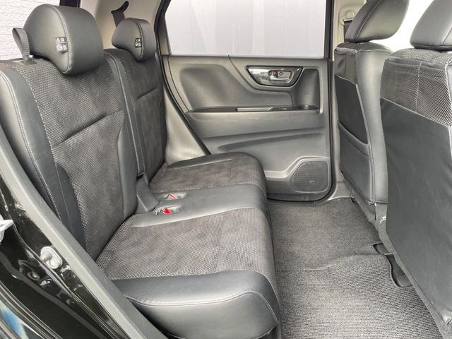 後部座席も気になるようなキズ・汚れやへたり等、大きなダメージはなく、良好な状態です。
