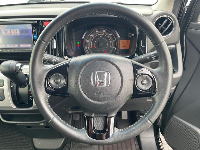 【ステアリングスイッチ】運転中、前方から目線をそらすことなく、オーディオ等の操作が可能な便利機能！安心＆快適なドライブを演出してくれます♪