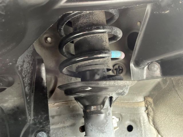 お車を安心してお乗りいただく為には、足回りの定期点検が欠かせません。サービスサポート（有償保証）では無料点検もご提供しており、安心のカーライフをお過ごしいただけるサポート体制が整っています。