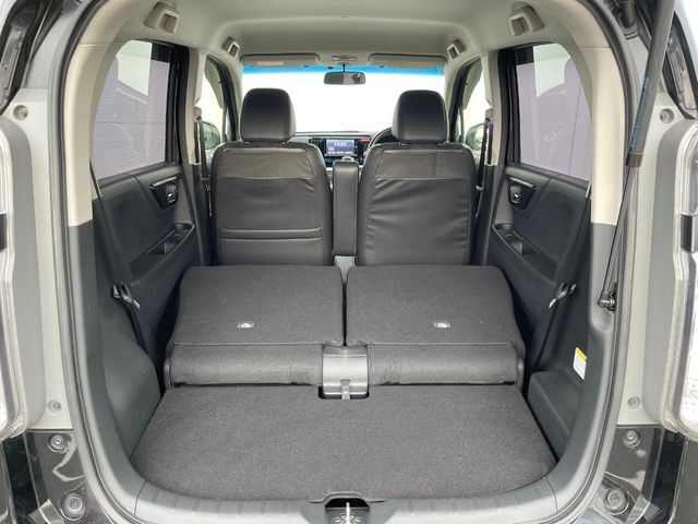 積み下ろしのしやすいデッキにはたっぷりと荷物を積み込んでいただけます。遊びから仕事まで、様々なシーンで頼れます♪