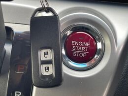 【Hondaスマートキー】カバンやポケットに入れたままでもドアの施錠・解錠が可能なスマートキーを装備。エンジンのオン・オフ時もカギを取り出す必要が無いからとっても便利です♪