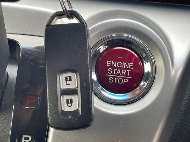 【Hondaスマートキー】カバンやポケットに入れたままでもドアの施錠・解錠が可能なスマートキーを装備。エンジンのオン・オフ時もカギを取り出す必要が無いからとっても便利です♪