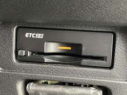 【ETC2.0（DSRC/ITSスポット）】ETCカードを挿入すれば料金所はノンストップで通過できます。ETC限定の割引や、高速道路の情報提供サービスを利用できます。