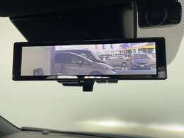 【デジタルルームミラー】車両後方カメラの映像をルームミラーに映すことが出来ます。 そのため、後席に人や荷物があって後方が見えづらい場合でもしっかり視界を確保することが出来ます。