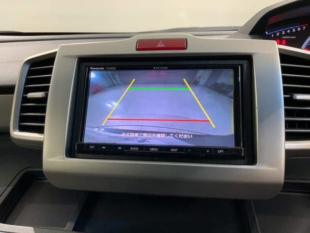 リバースギアに入れるだけで後方の表示へ切り替わります。夜間や雨の日の駐車も楽になりますよ。