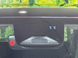 【ホンダセンシング】走行中に前方の車両等を認識し、衝突しそうな時は警報とブレーキで衝突回避と被害軽減をアシスト。より安全にドライブをお楽しみいただけます。