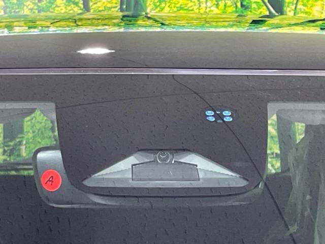 【ホンダセンシング】走行中に前方の車両等を認識し、衝突しそうな時は警報とブレーキで衝突回避と被害軽減をアシスト。より安全にドライブをお楽しみいただけます。