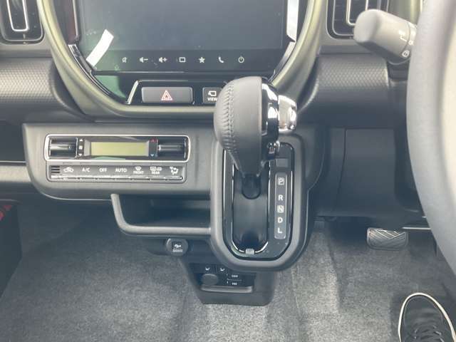 操作のしやすいシフトレバーです　CVT搭載なので無段変速で乗り心地がいいですよ