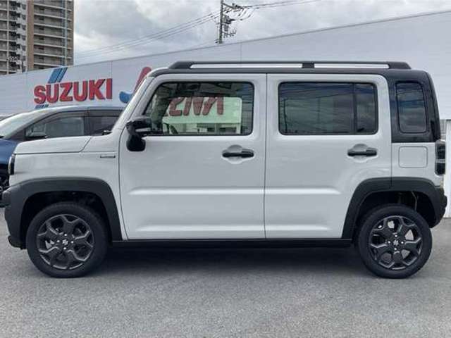 左側からの写真です　ドアミラーは電動格納式ターンランプ付のミラーになります　ガソリンの給油口はこちら側にあります