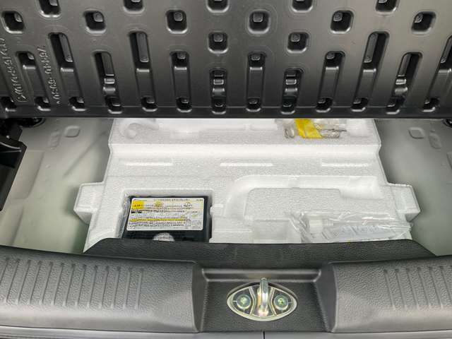 収納ボックスの下には牽引フックやパンク修理キットなどの工具類が入っています