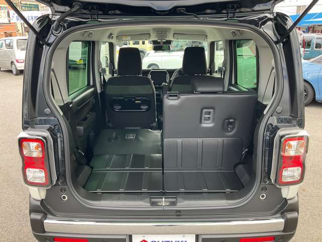 後部座席左側を倒したシートアレンジです　少し長い物でも載せることが出来ます