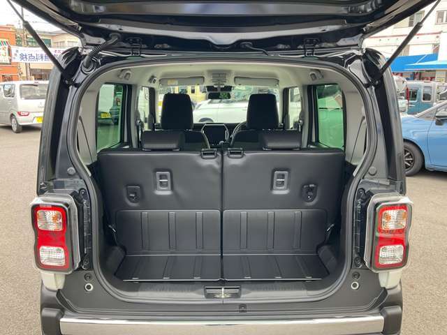 トランクルーム内の写真です　ベビーカーなどの高さのある物も載せることが出来ます