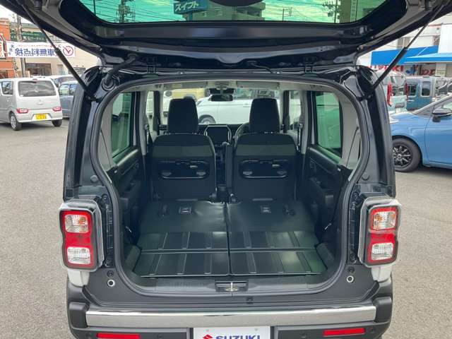 後部座席を両方倒したシートアレンジです　フラットになりますので大きな荷物でも載せることが出来ます