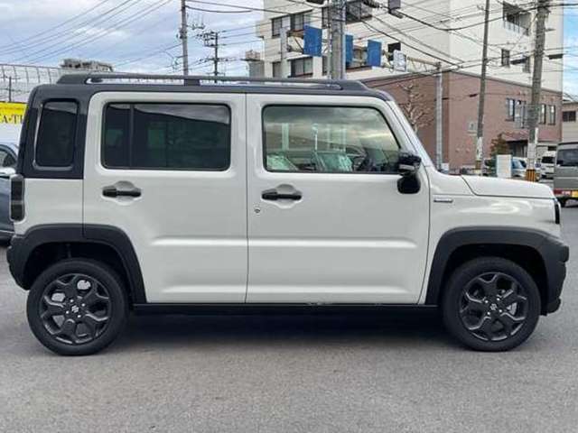 右側からの写真です　ルーフレールが付いていますので専用のキャリアを取り付けてご利用いただく事も可能です