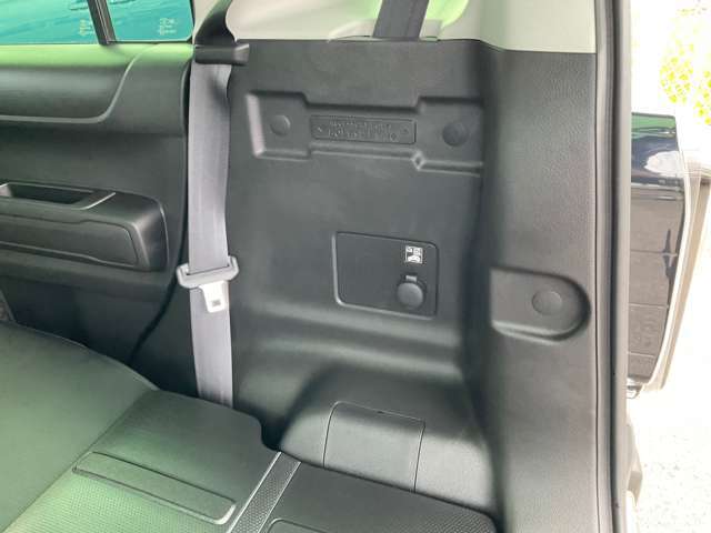 トランク右側にはシガーソケットが付いていますので充電も安心です　シートを倒した際に邪魔になるシートベルトはこちらに固定しておけます