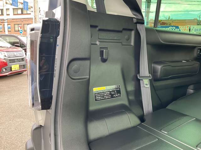 トランク左側にはアシストフックが付いていますので買い物袋などをぶら下げておけます