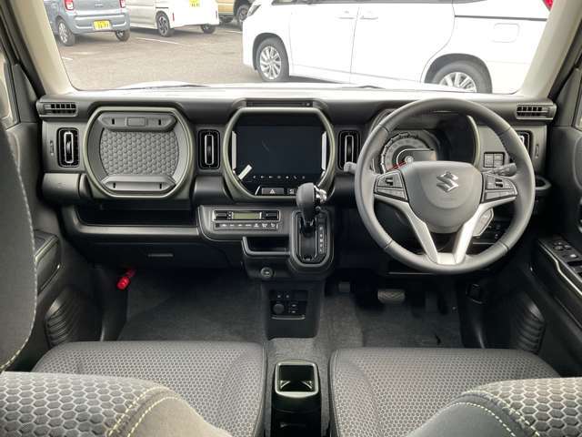 インパネ全体を写した写真です　カーナビの下の押しやすい位置にハザードランプが付いています