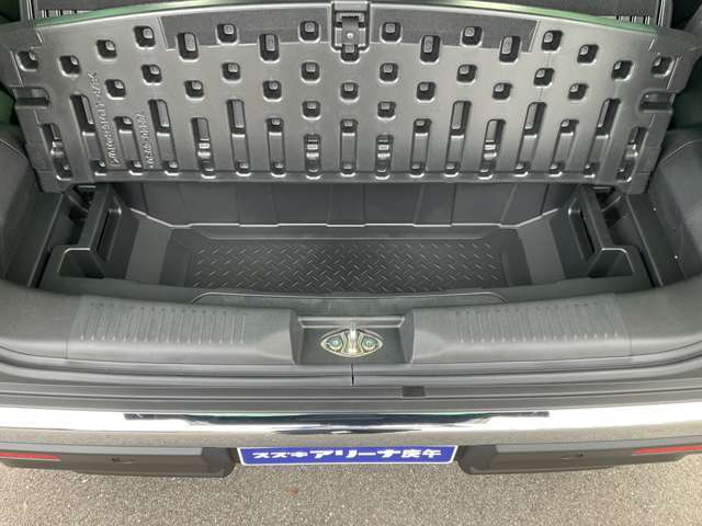 トランクのラゲッジボードの下には幅広の収納ボックスがありますので便利です