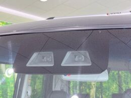 【スマートアシスト】走行中に前方の車両等を認識し、衝突しそうな時は警報とブレーキで衝突回避と被害軽減をアシスト。より安全にドライブをお楽しみいただけます。
