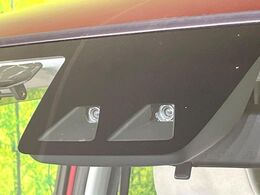 【スマートアシスト】走行中に前方の車両等を認識し、衝突しそうな時は警報とブレーキで衝突回避と被害軽減をアシスト。より安全にドライブをお楽しみいただけます。