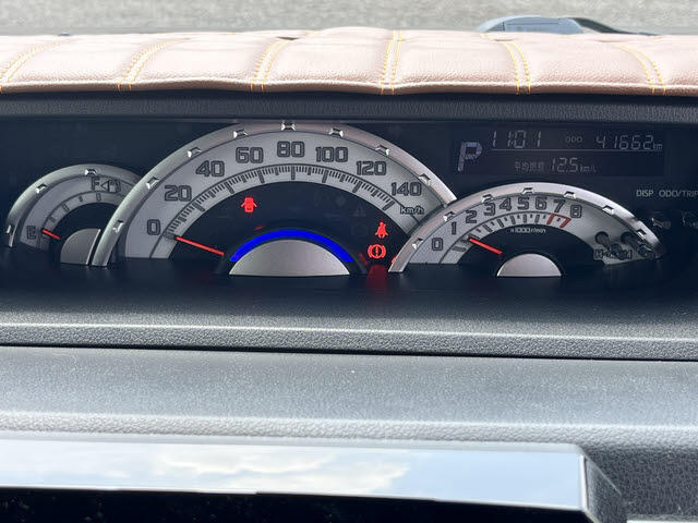 内装はルームクリーニング（室内清掃）後の納車となります♪♪　外装ももちろん磨き後の納車となります！！　プロスタッフがまごころ込めて仕上げます！！
