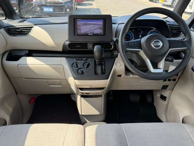 ★インパネ廻り★もちろん大きな傷も御座いません☆安心して運転できるように両席エアバック搭載しております！！軽自動車とは思えない程広く足を伸ばせます！！是非一度試乗はいかがですか？(＃^.^＃)