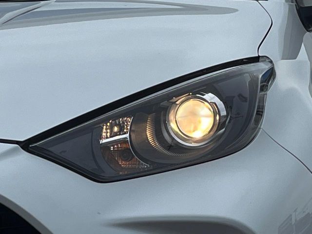 【HIDヘッドライト】非常に明るく前方を照らしてくれるので、悪天候や夜間の走行時も視界良好で安心してお乗りいただけます。
