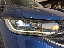 ・まるでガラス細工のようなヘッドライトのデザインです。車種によってデザインが様々ですので是非1度見比べてみてください。