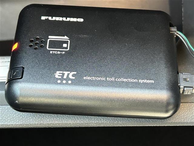 有料道路を利用する際に料金所で停止することなく通過できる、ETC車載器（ノンストップ自動料金収受システム機器）が装備されています。セットアップを行うことで利用可能になります。