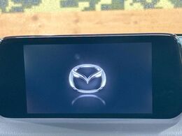 【マツダコネクト】車内の雰囲気にマッチした大型のディスプレイ。スマホ接続でのナビ使用やBluetooth再生等、様々な機能が楽しめます。直感的なダイヤル操作が可能で、使い勝手も良好です。