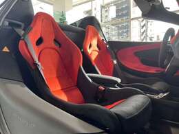 外装色「オニキスブラック」・カーボンブラック＆バーントオレンジアルカンターラレーシングシート・カーボンドアミラー・トップエグジットLTエキゾースト・ステルスフィニッシャー・ボディカラールーフ