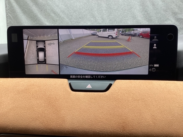 狭い場所での駐車やすれ違いなどでより的確な運転操作に役立つ360°ビューモニターが装備されています。