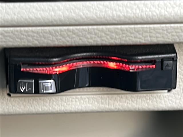 【ETC】有料道路を利用する際に料金所で停止することなく通過できる、ETC車載器（ノンストップ自動料金収受システム機器）が装備されています。セットアップを行うことで利用可能になります。