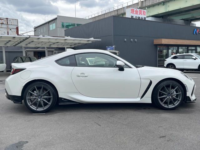 大好評のボディコーティング「弾スプラッシュコート」もご納車までに施工可能。通常のガラスコートと異なる、耐久年数6年の無機質ガラスコーティングが、ボディをキレイな状態に保ってくれます。
