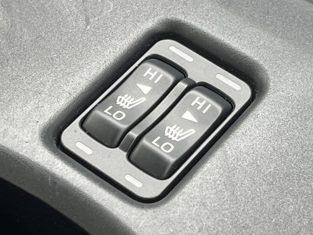 【シートヒーター】寒い日に重宝するシートヒーター！エアコンより早く温まってくれるので寒がりの人も安心ですね♪エアコンの温風は乾燥するから苦手、という方にもをおすすめです。