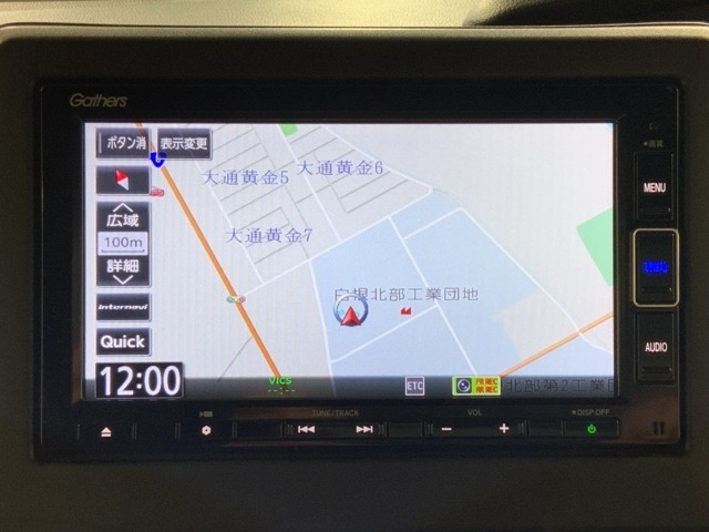 ダッシュボードに自然に溶け込むようにデザインされた純正メモリーナビゲーション。